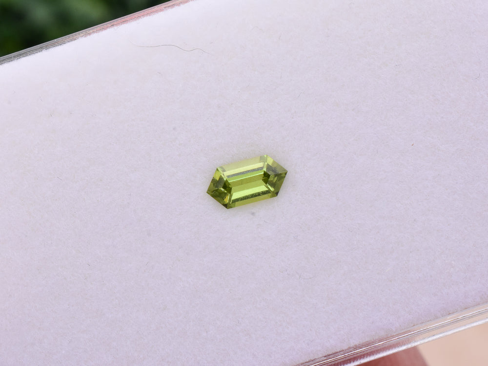 0.65 ct. Yellow Green Parti Sapphire